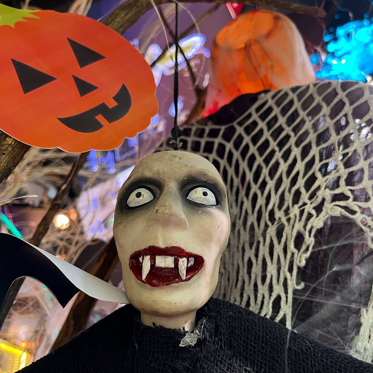 Review_Bangkok's tweet photo. Happy Halloween 🎃🧛🧛‍♀️🦇🍷👻  #ReviewBangkok #รีวิวกรุงเทพ #halloween #happyhalloween https://t.co/tTAtgJ8htp