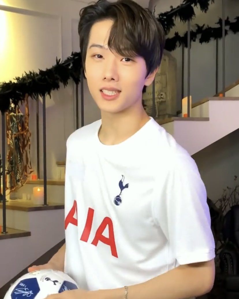 PJSLOOKS's tweet photo. #jisung is so handsome 🤍 https://t.co/bSC34NkUTI