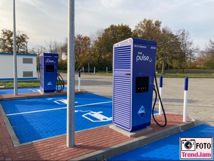 TrendJam_City's tweet photo. Das #Elektroauto aufladen bei Aral? Das geht ab sofort an immer mehr @ARALdeutschland-Stationen von #ARALpulse inkl. @REWE_Supermarkt-to-Go für die Ladeweile. https://t.co/FE3SYaIy5t