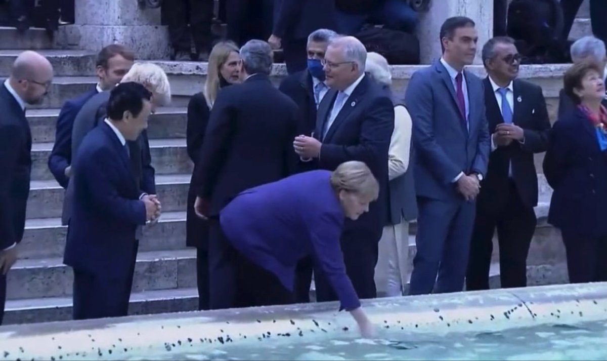 Ane Irazabal on Twitter: "#Merkel haciendo la mayor turistada de #Roma, que, por cierto, está prohibida. ¿Se ha vuelto rebelde en su adiós o ya todo le da igual? #FontanadiTrevi #G20… https://t.co/LnmfGLDHTl"