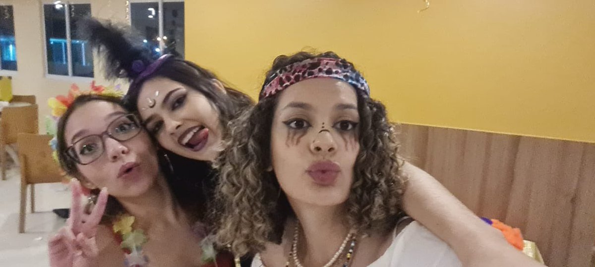 bibiatriz26's tweet photo. Depois de quase 2 anos surtando juntas online os refrescos 💜💜💜 
@dudagueds__ pileques https://t.co/x47DjZuGBX