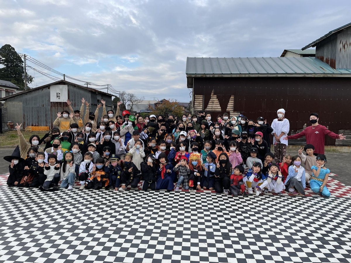 DanceController's tweet photo. 本日は、宝峰酒造跡地でパフォーマンスをさせていただきました。お友達もたくさん来ていたこともあって、皆さんの楽しんでる姿が印象的でしたね。今回お声がけいただいた岩館さん、参加された生徒の皆さん、そしてご父兄の皆さんありがとうございました！
#石鳥谷町
#酒造まつり https://t.co/wljIowD7rQ