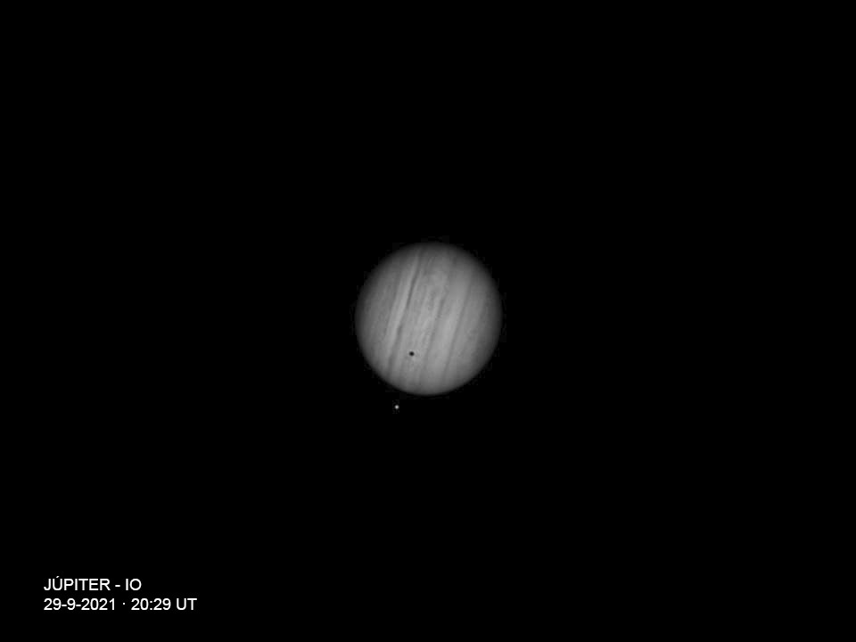 JÚPITER Y SU SATÉLITE IO 

El pasado 29 de septiembre, desde la localidad de Íllora (Granada), así lucía Júpiter y su satélite Io, proyectando su sombra sobre el planeta gigante.

Foto Paco Aguado.
