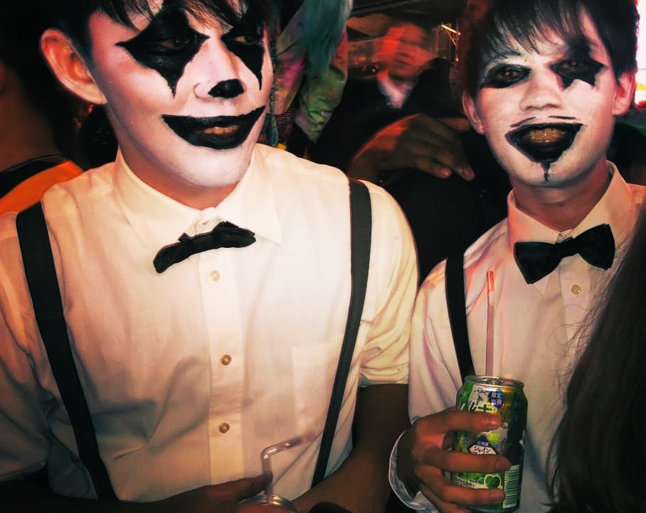 IwasanR's tweet photo. 家ののベランダと廊下
北南の両方で花火上がってた！
ハッピーハロウィン��！🎃
今年は家でおとなしく。。
写真は2年前、もう2年も前か、、
 #花火
 #ハロウィン https://t.co/hGYKufANfh