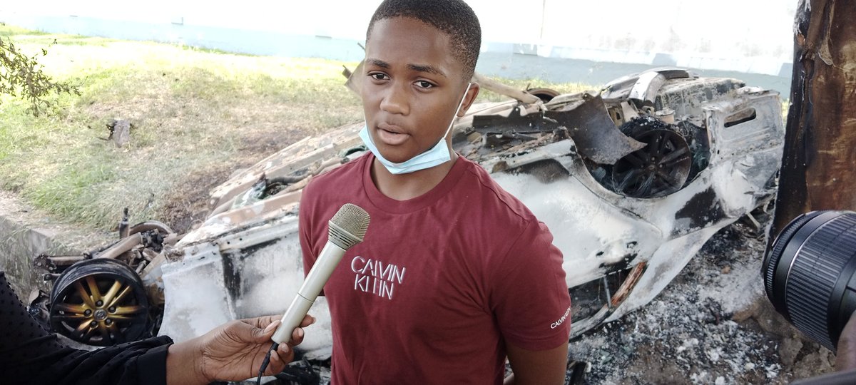 YvesBuya1's tweet photo. L'image derrière est celle du véhicule accidenté avec les trois gamins.Bussa Lionel a tout pris en charge.Dès le lieu de l'accident jusqu'à la prise en charge à l'hôpital.Lionel n'a pas fermé l'œil depuis, jusqu'à 5h de ce matin. Quelle acte de  bravoure pour 1 gosse de 15 ans. https://t.co/BU6mIHNZEm