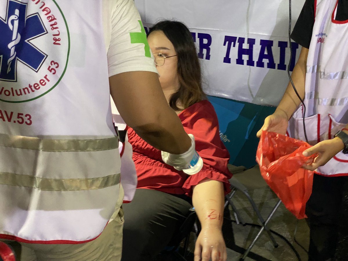 (มีเลือด/บาดแผล)
#ม็อบ31ตุลา64
ปฐมพยาบาล รุ้ง-ปนัสยา หลังกรีดแขน ข้อความ 112 แสดงจุดยืน ยกเลิก 112