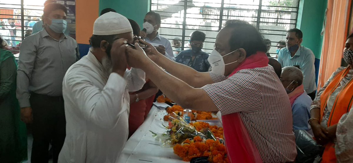 drharshvardhan's tweet photo. इस दौरान मैंने उस दौर को भी याद किया जब दिल्ली का स्वास्थ्य मंत्री रहते हुए मैंने वृहद स्तर पर 'मोतियाबिंद मुक्त दिल्ली' व 'श्रवण शक्ति अभियान' चलाया था।

एक साथ ऐसे 600 स्थानों पर कैंप लगाए गए थे और उन कैम्पों के माध्यम से बड़ी संख्या में लोग लाभांवित हुए।
@PMOIndia @BJP4Delhi https://t.co/lftgukr72s