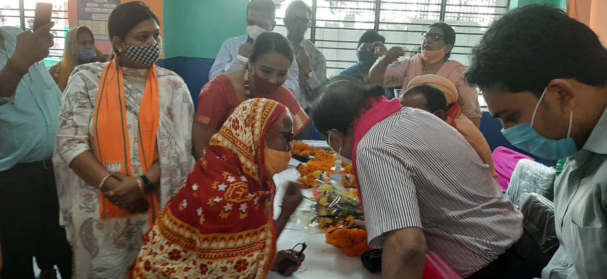 drharshvardhan's tweet photo. इस दौरान मैंने उस दौर को भी याद किया जब दिल्ली का स्वास्थ्य मंत्री रहते हुए मैंने वृहद स्तर पर 'मोतियाबिंद मुक्त दिल्ली' व 'श्रवण शक्ति अभियान' चलाया था।

एक साथ ऐसे 600 स्थानों पर कैंप लगाए गए थे और उन कैम्पों के माध्यम से बड़ी संख्या में लोग लाभांवित हुए।
@PMOIndia @BJP4Delhi https://t.co/lftgukr72s
