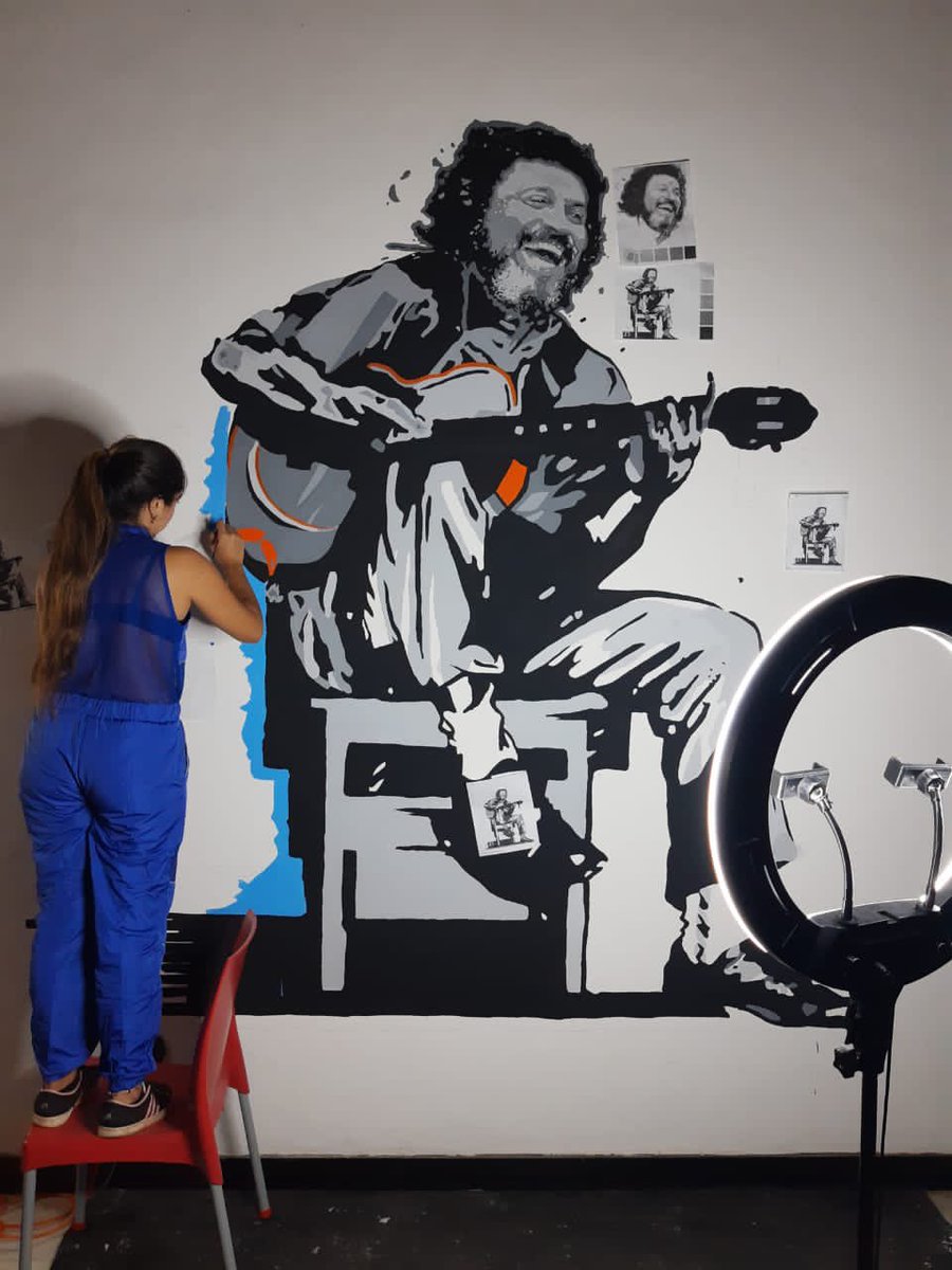 VillegasPoljak's tweet photo. Esta madrugada nació un sonreído #AlíPrimera con los pinceles y colores de Ana Karina Guédez, “La Esber”, joven artista barquisimetana, en los espacios de La Casona Cultural #AquilesNazoa.

#AliPrimera80YCantando 
#31Oct https://t.co/3YQbb2p3g3