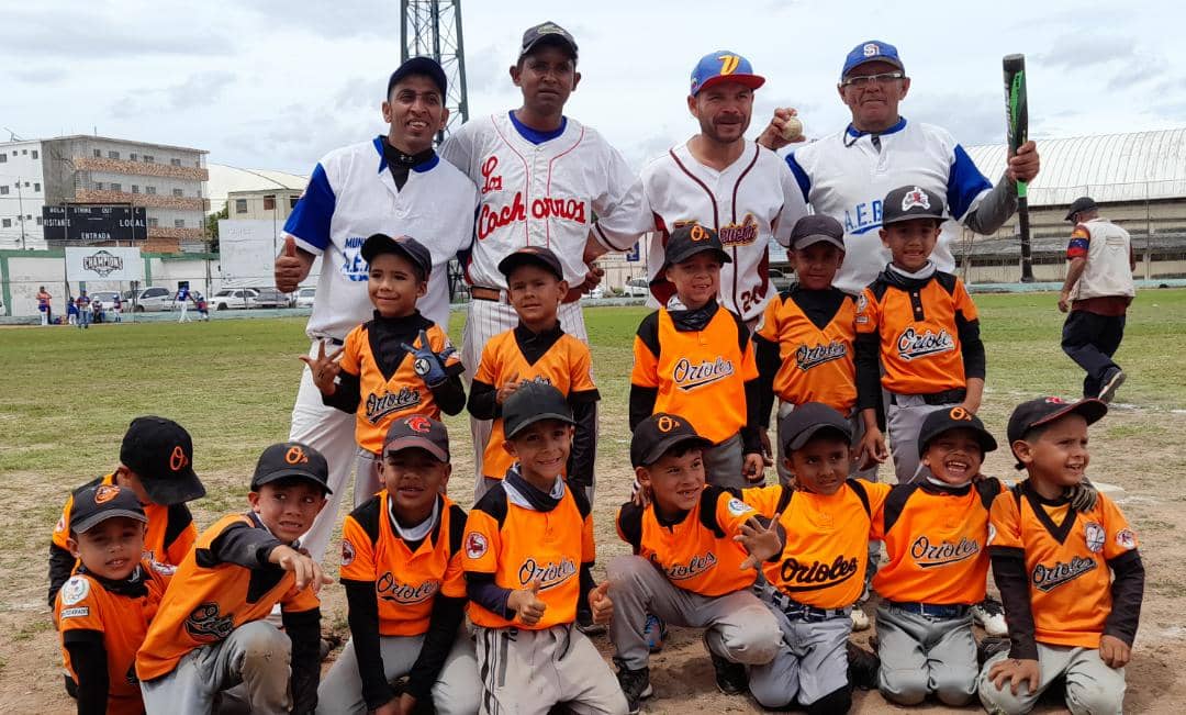 Clapyacambu2's tweet photo. Nuestra Alcaldesa @AlcaldesaDiliaM conjuntamente con  INSTADEPORTE, brindan el apoyo con el transporte a la escuela de béisbol menor *Los Orioles* ...@arguelloyepfri @CAeb2020 @soyangeladi #SoyComunicadorClap https://t.co/Pq5mZSd0wY