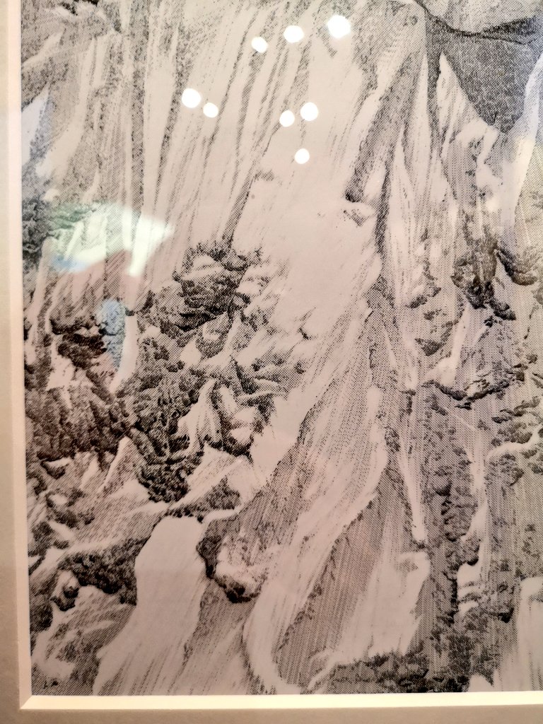 仕事の士気を上げるために朝一で『谷口ジロー展』に行ってきました。生で原画見ると背景の処理やトーンワークのべらぼうな手間のかかりかたに頭がくらくらした。(アナログ原稿をやったことのある人間ならこのいかつすぎるトーン削りに白目になる)大好きな『犬を飼う』の原画もみれた🐕