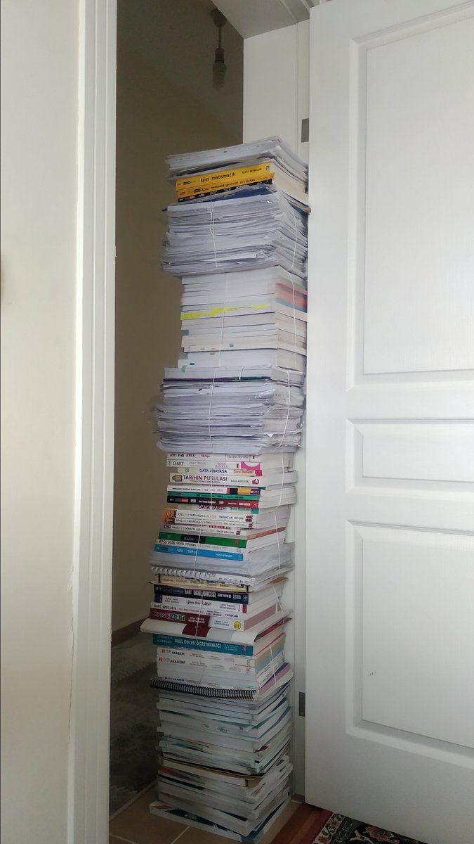 metriks_'s tweet photo. KPSS'ye hazırlanmak zor diyorlar doğru mu?

- Yooo gayet kolay.. 
(Bu arada kapının boyu 60cm) https://t.co/KKezs4yPf5