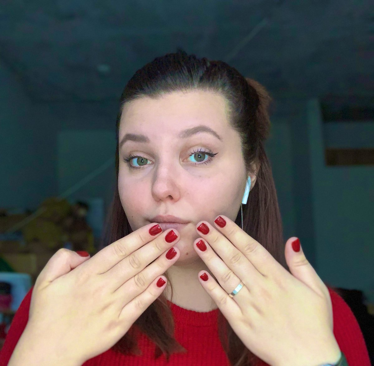 brentsus3's tweet photo. Официально заявляю! мой мастер маникюра - ведьма! Я отошла от своих темных оттенков и херанула ярко красный. https://t.co/ll1Pi2VDXl