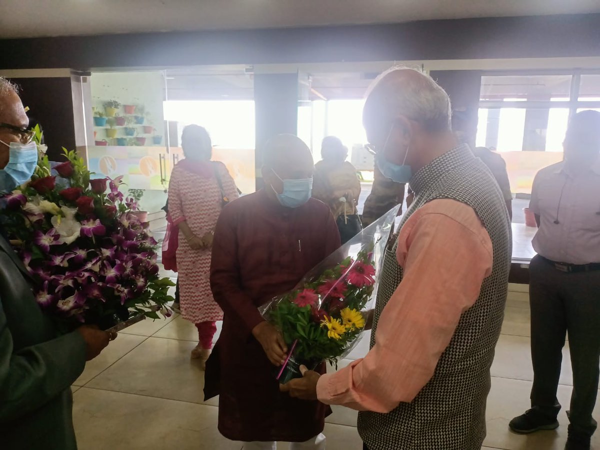 MPvikasmahatme's tweet photo. केन्द्रीय इस्पात मंत्री श्रीमान रामचंद्र प्रसाद सिंह का आज सुबह नागपुर हवाईअड्डे पर स्वागत किया। दिल्ली मे मेरा और उनका निवास एक ही बिल्डिंग मे है .... मेरे इन  पड़ोसी के नागपुर आने से मै बहुत खुश हू... 
@RCP_Singh https://t.co/XOqcIy39RG