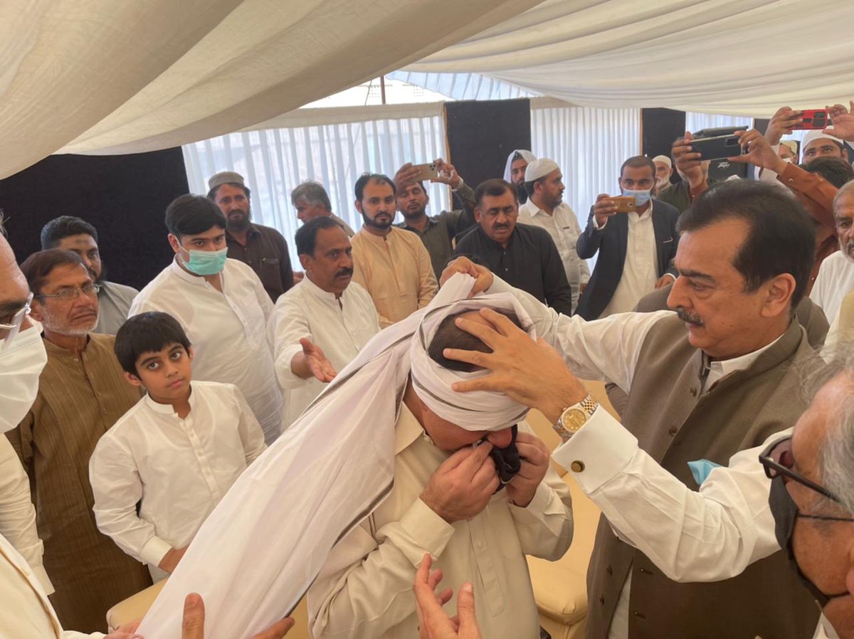 MalikShahidRia7's tweet photo. سابق وزیراعظم و اپوزيشن  لیڈر  سینٹ سید یوسف رضا گیلانی کی سجادہ نشین دربار حضرت موسیٰ پاک شہید مخدوم سید ابوالحسن گیلانی کے ہمراہ سابق وائس چیئرمین مہر ظفر احمد ہراج کی رسمِ قل خوانی میں شرکت کی https://t.co/fZVsEZu7gS