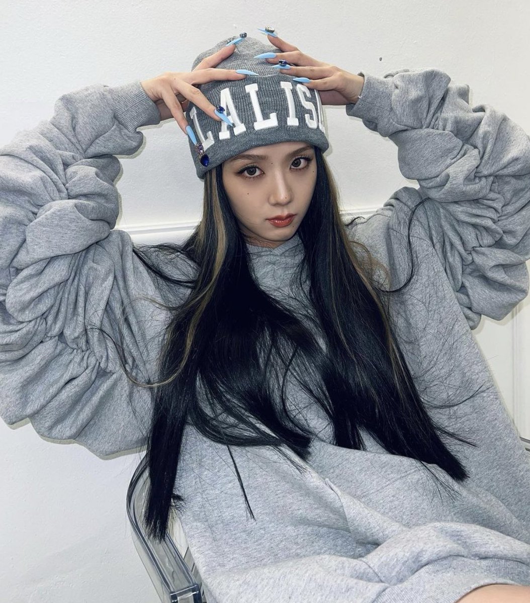 jisoogaIIery's tweet photo. KIM JISOO AS LISA FOR HALLOWEEN OMG https://t.co/OLofGk3cUq