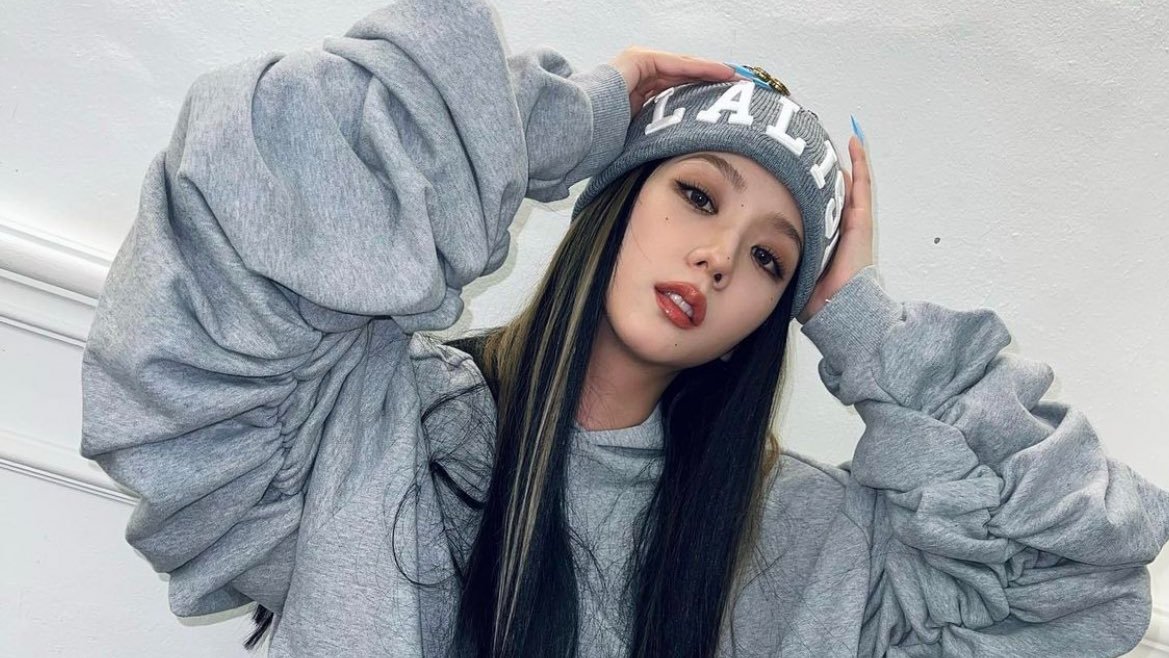 jisoogaIIery's tweet photo. KIM JISOO AS LISA FOR HALLOWEEN OMG https://t.co/OLofGk3cUq