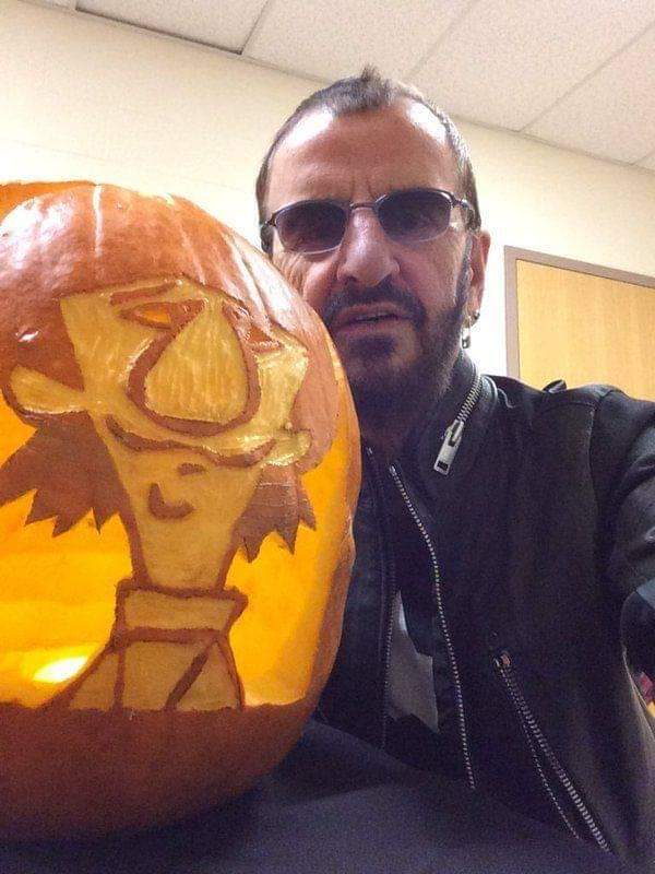 BeatlesBox's tweet image. Happy Halloween 🎃