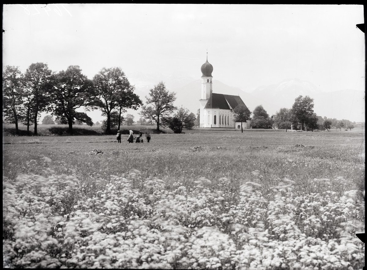 KWunsam's tweet photo. #FotoOldie: Bitte gut festhalten, unsere Zeitmaschine hebt wieder ab. Es geht in das Jahr 1905 in den Rosenheimer Stadtteil Heilig Blut mit der Kirche im Hintergrund.
#Archiv: Herbert Borrmann
#foto #fotografie #history #geschichte #alt #historisch #bayern https://t.co/0u4hMjsZ3K
