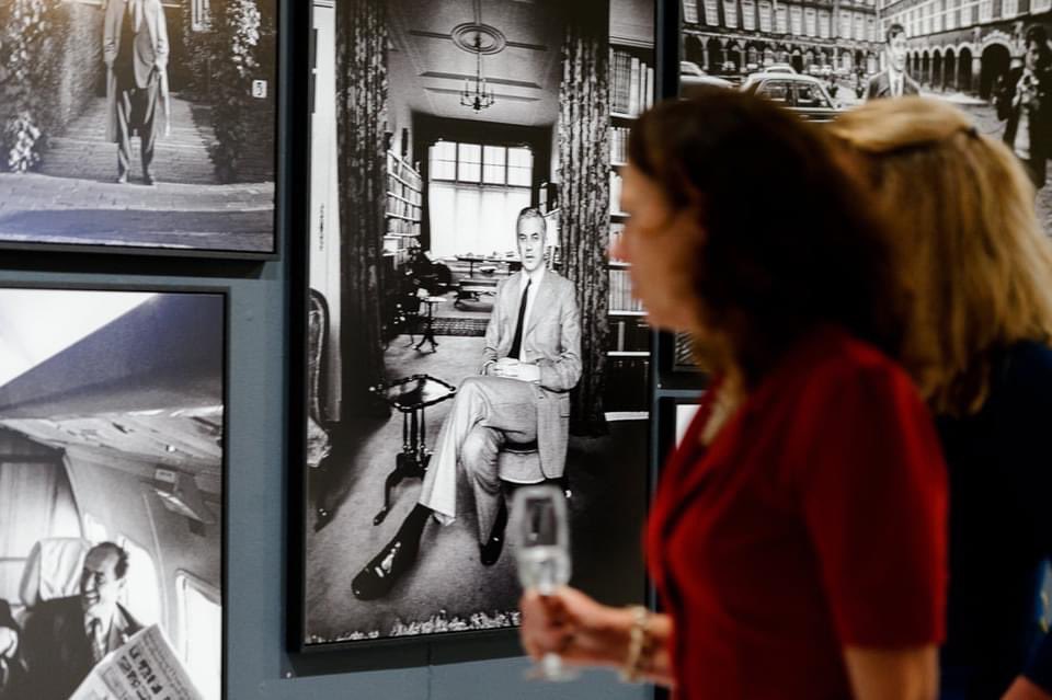museumhilversum's tweet photo. VINCENT MENTZEL, Fotograaf van de Macht is geopend! Nicole Robbers selecteerde hiervoor 200 foto’s uit het analoge archief van de nestor van de Nederlandse nieuwsfotografie.  

Foto's @ Rick Mandoeng https://t.co/VDEpI5fKSJ