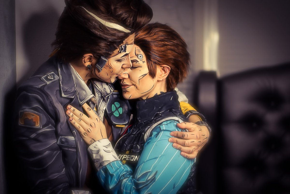 Happy Halloween 🎃 

Though we sadly didn't get to a proper Halloween cosplay this year, we 'only' got into our Rhack cosplay. But we did a Halloween themed Rhack last year, so have both of them👻
#HandsomeJack <a href="/blckmsksndgsln/">Ika</a> 
#RhysStrongfork <a href="/NephilimCos/">~The particle of god~</a> 

#borderlands #rrhack