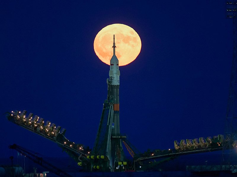 Moon russia. Суперлуние в России. Суперлуние 2022. Луна в космосе. Байконур и Луна.