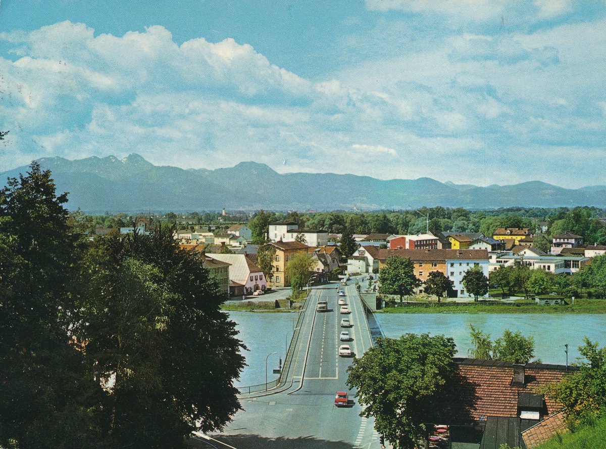 KWunsam's tweet photo. #FotoOldie: Heute geht es mit unserer Zeitmaschine in das Jahr 1969 zurück. Eine sehr seltene Ansicht von der Innbrücke in #Rosenheim - Fotografiert vom Schlossberg aus. 
#Archiv: Herbert Borrmann
#foto #fotografie #alt #history #geschichte #bayern https://t.co/02Qi38PSFV