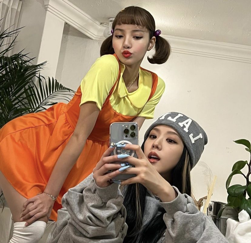 PopCrave's tweet photo. LISA and JISOO of @BLACKPINK share photos together in their Halloween costumes. 🎃 https://t.co/7GEVTcyEVw