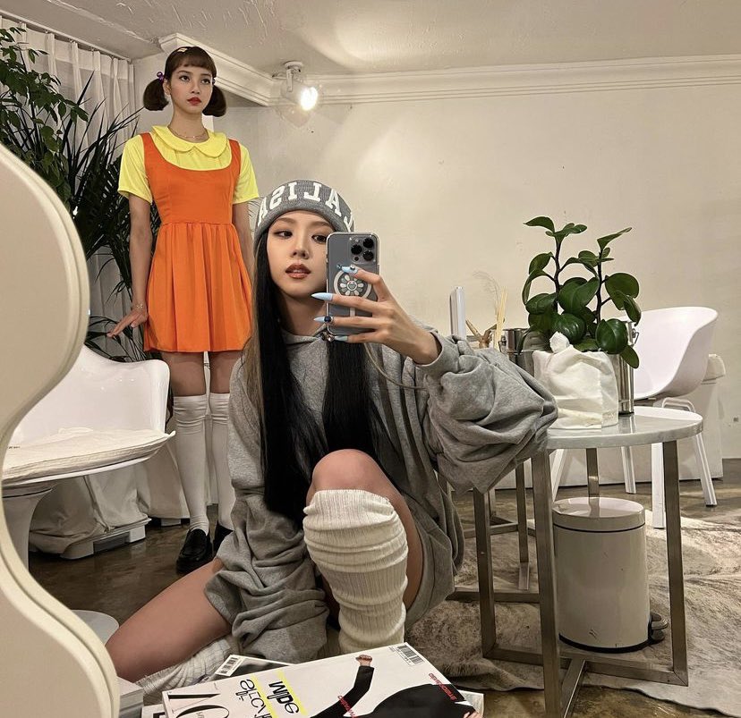 PopCrave's tweet photo. LISA and JISOO of @BLACKPINK share photos together in their Halloween costumes. 🎃 https://t.co/7GEVTcyEVw