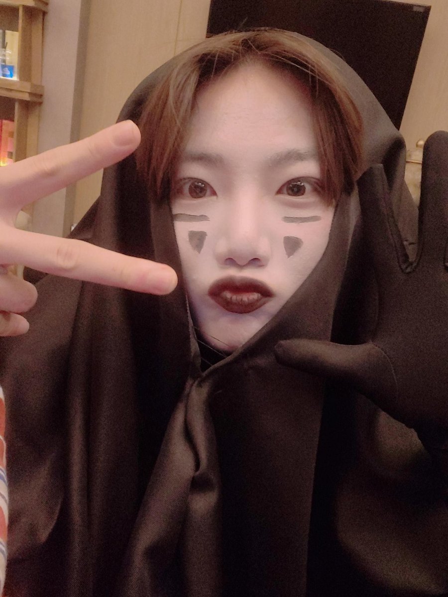 JKJSFEEDS's tweet photo. halloween 🎃 https://t.co/79cEKTHndb