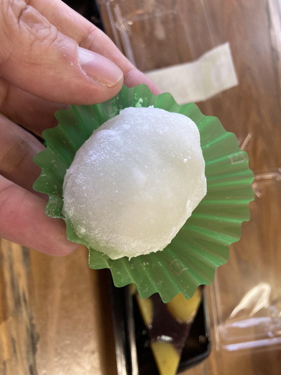 taron1286's tweet photo. マスカット大福と栗蒸し羊羹。
ライド時は甘さが正義！
本日は道の駅瑞穂にて。
静間松月堂@邑南町 https://t.co/q3oa5dDJtq