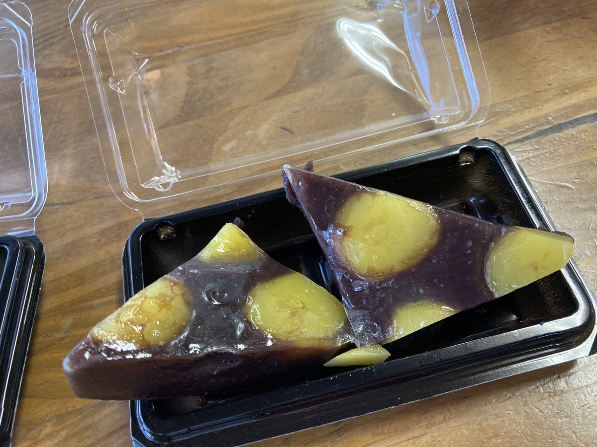 taron1286's tweet photo. マスカット大福と栗蒸し羊羹。
ライド時は甘さが正義！
本日は道の駅瑞穂にて。
静間松月堂@邑南町 https://t.co/q3oa5dDJtq