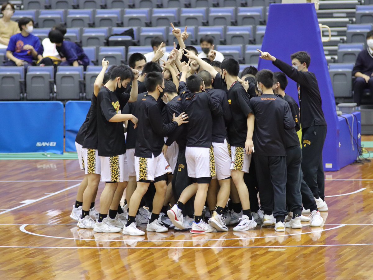 BASKET__2nd's tweet photo. 「強さはありません。ただ、本当に頑張るチームです。」とか、今までの土台があるからって言葉にOBの方々が報われたって言ってるのを聞いて、約7年村野を応援してわたしもすごく嬉しかったし、藤井先生のインタビューの言葉には感動しかなかったです😭😭
ほんとにだいすきなチーム https://t.co/vdO9vSoJMG