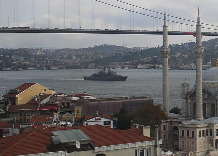 WarshipCam's tweet photo. Turkish Navy Yavuz-class frigate TCG Yildirim (F243) southbound in the Bosphorus - October 31, 2021 #tcgyildirim #f243 https://t.co/Ix16HUNLoN