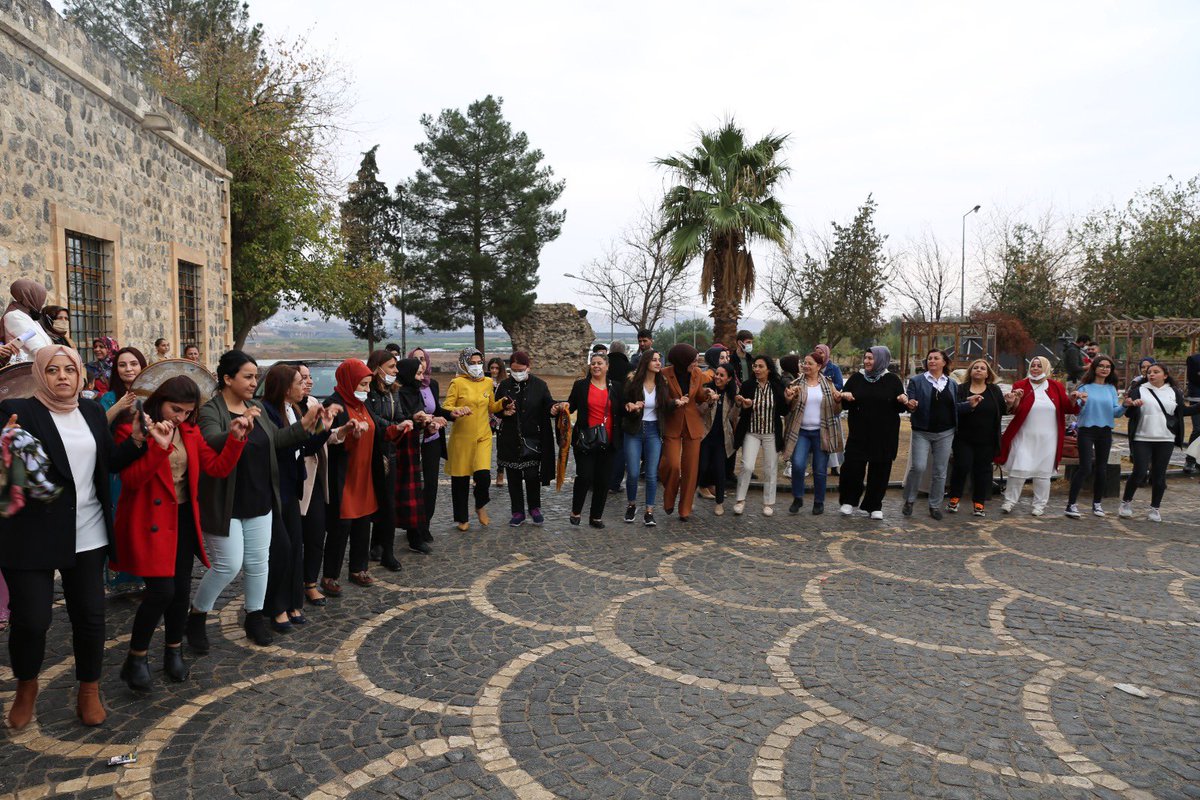 hatice_atan73's tweet photo. 81 ilden kadın STK temsilcimizi ağırladığımız “81 İl Şehr-i Nuh’ta Buluşuyor”projemiz kapsamında,Cizre Bırca Belek Kültür ve Sanat Derneği Üyelerimiz Ve Kadın Merkezlerimiz tarafından Sergilenen El Sanatları Sergisi gezildi. Daha sonra Def Grubu eşliğinde halaylar çekildi. https://t.co/20AaHorFFz