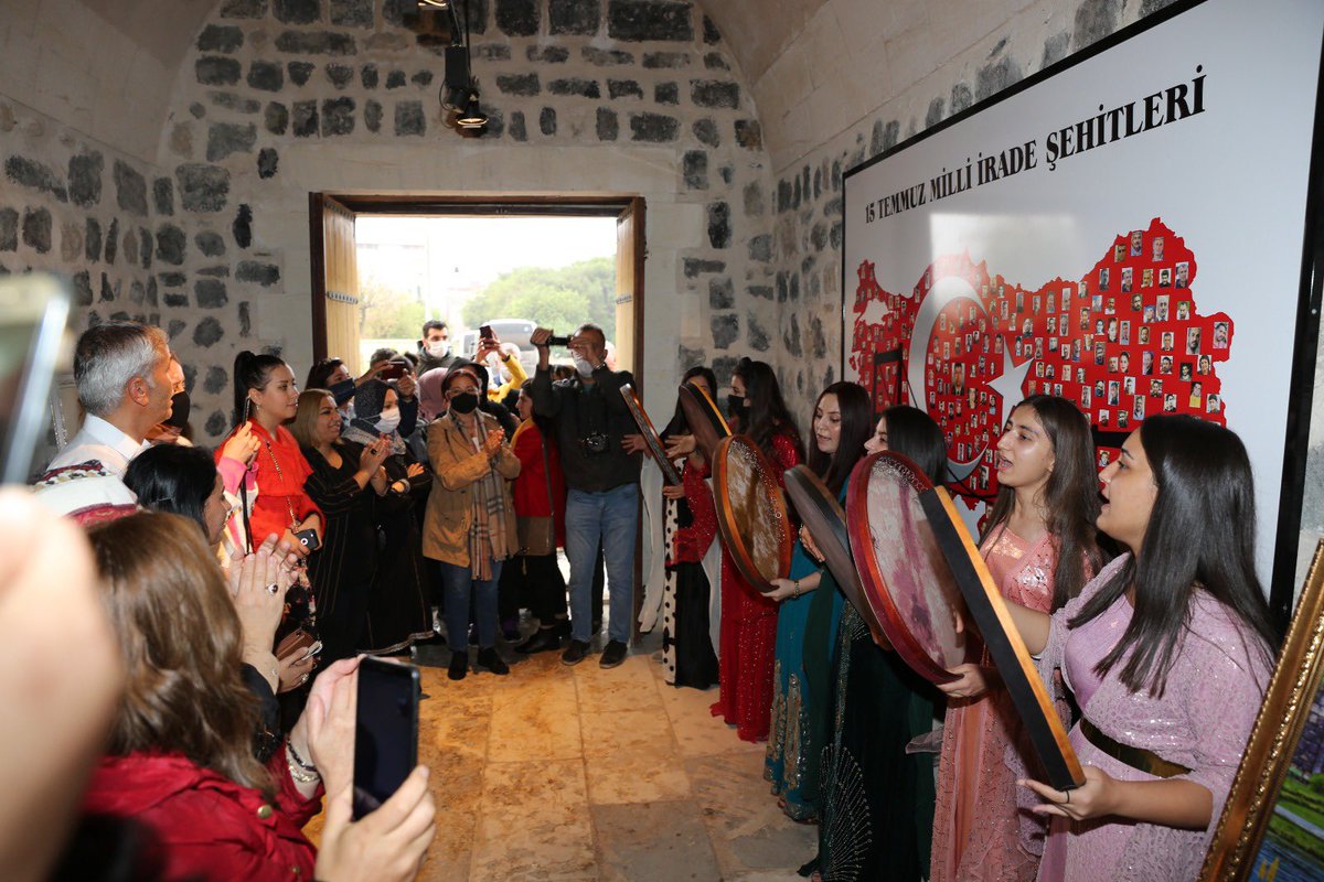hatice_atan73's tweet photo. 81 ilden kadın STK temsilcimizi ağırladığımız “81 İl Şehr-i Nuh’ta Buluşuyor”projemiz kapsamında,Cizre Bırca Belek Kültür ve Sanat Derneği Üyelerimiz Ve Kadın Merkezlerimiz tarafından Sergilenen El Sanatları Sergisi gezildi. Daha sonra Def Grubu eşliğinde halaylar çekildi. https://t.co/20AaHorFFz