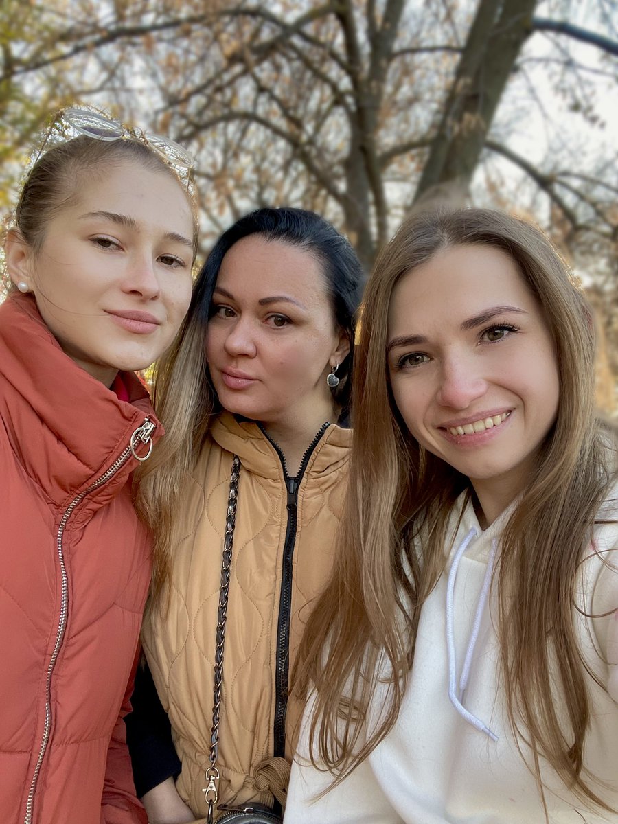 VaoIQcom's tweet photo. Пока на нашей фотозоне фоткались дети со своими родителями, мы тоже решили запечатлиться вместе. Спасибо Юле за идею и Галочке за помощь 🧡 https://t.co/7HDsqSnMFj
