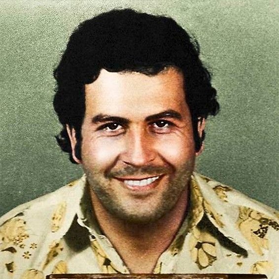 Youridefou's tweet image. À l'apogée de son pouvoir, Pablo Escobar gagnait environ 420 millions de dollars par semaine et fournissait 80 % de la cocaïne mondiale.