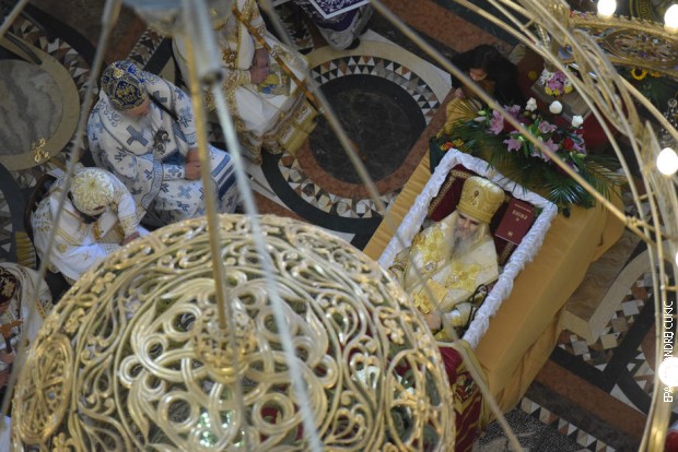 Kroz Crnu Goru, od Lučindana do Lučindana, od Njegoša do Amfilohija

>>rts.rs/page/oko/ci/st…

Sveti Petar Cetinjski nam izmiče i pripada drevnim vremenima. Petar II, Njegoš, nam je bliži. On je naš savremenik, koga je Amfilohije '13 i kanonizovao

Piše: <a href="/DaniloBeckovic/">Данило Бећковић</a>

#OkoRTS