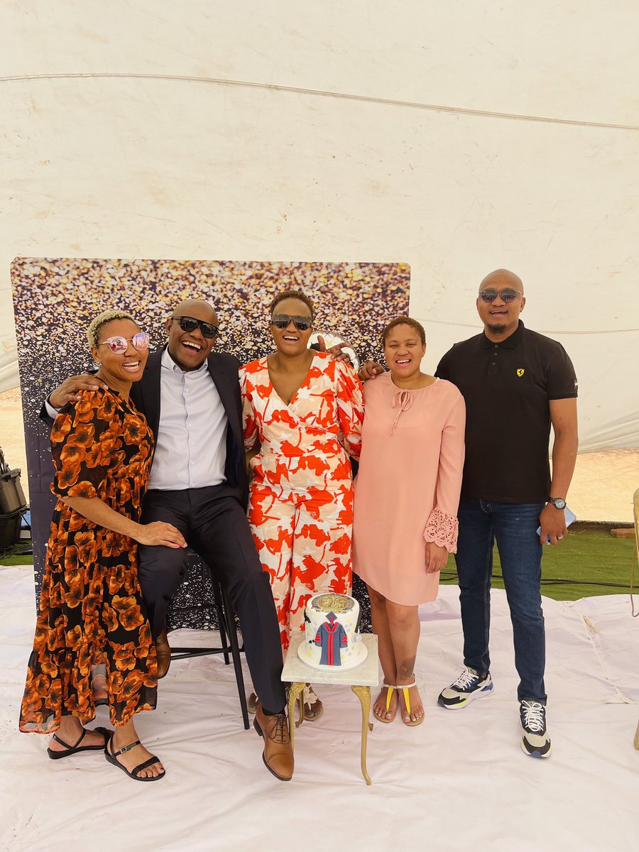 LesMph's tweet image. Our parents preached education and maintained that it was key to success!

Dr Matsobane (Surgeon)
Dr Lerato (GP) @dr_lovelee 
Dr Tsebo (GP)
Lesedi (Lawyer)
Thuto (Chef) @fruittiCakes 

#siblings #thutokelesedi