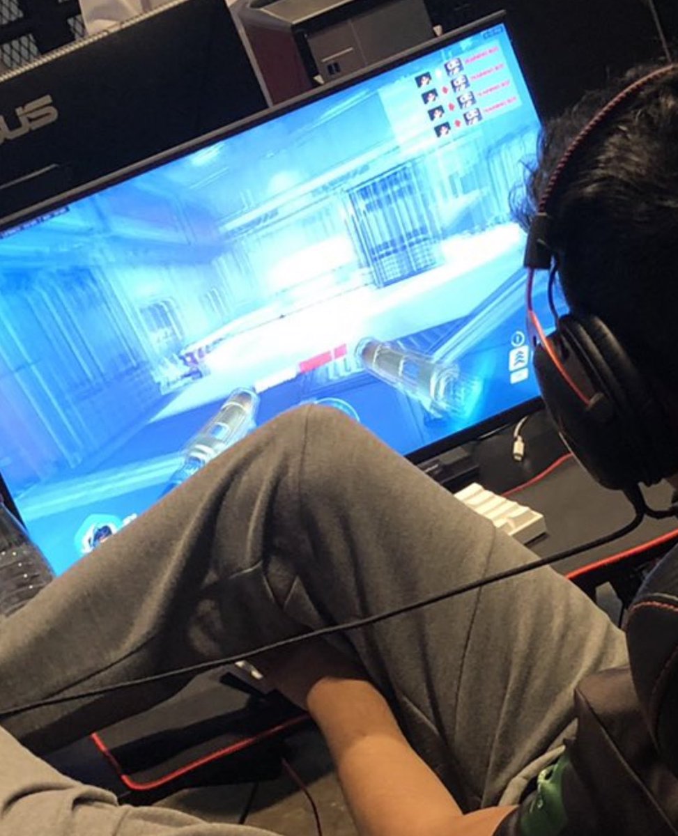 simpleFnK's tweet photo. @owPIN321 @Overwatch_ar @KssarPlayz انا وراه واقف مصدوم https://t.co/s5GvgdbeOK