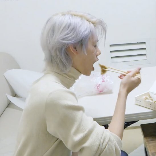 rochelimit22's tweet photo. 만두 세상에서 제일 귀엽게 먹는 남자 https://t.co/T9wHw6pipA