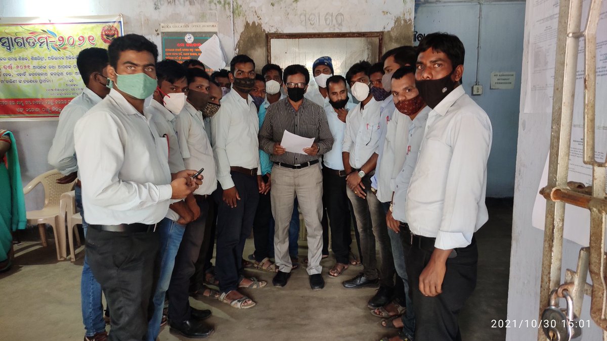 beingssr105's tweet photo. Memorandum was given through the JHUMPURA BDO &amp; BEO to the honorable CM @Naveen_Odisha   #salaryhikeforJTCJT 
@ojtabbsr @samirdash01 @CMO_Odisha @SecyChief @SMEOdisha @MoSarkar5 @pranabpdas  Plz add junior teachers to the initial appointee group.Abolish 6512/- salary of JTs https://t.co/K3da7XI7Id