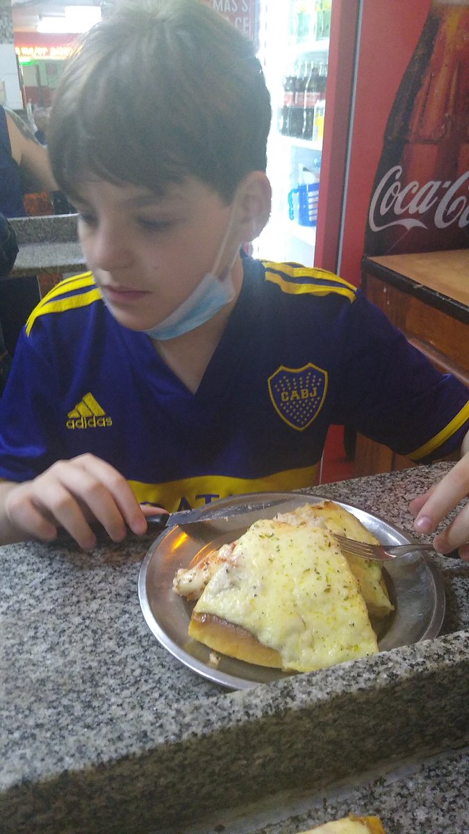alefuntowicz's tweet photo. Claro, las porciones de muzza y la Coca en #PinPun !! Para cerrar una noche mágica de amor por @BocaJrsOficial https://t.co/zNWGLOcoWD