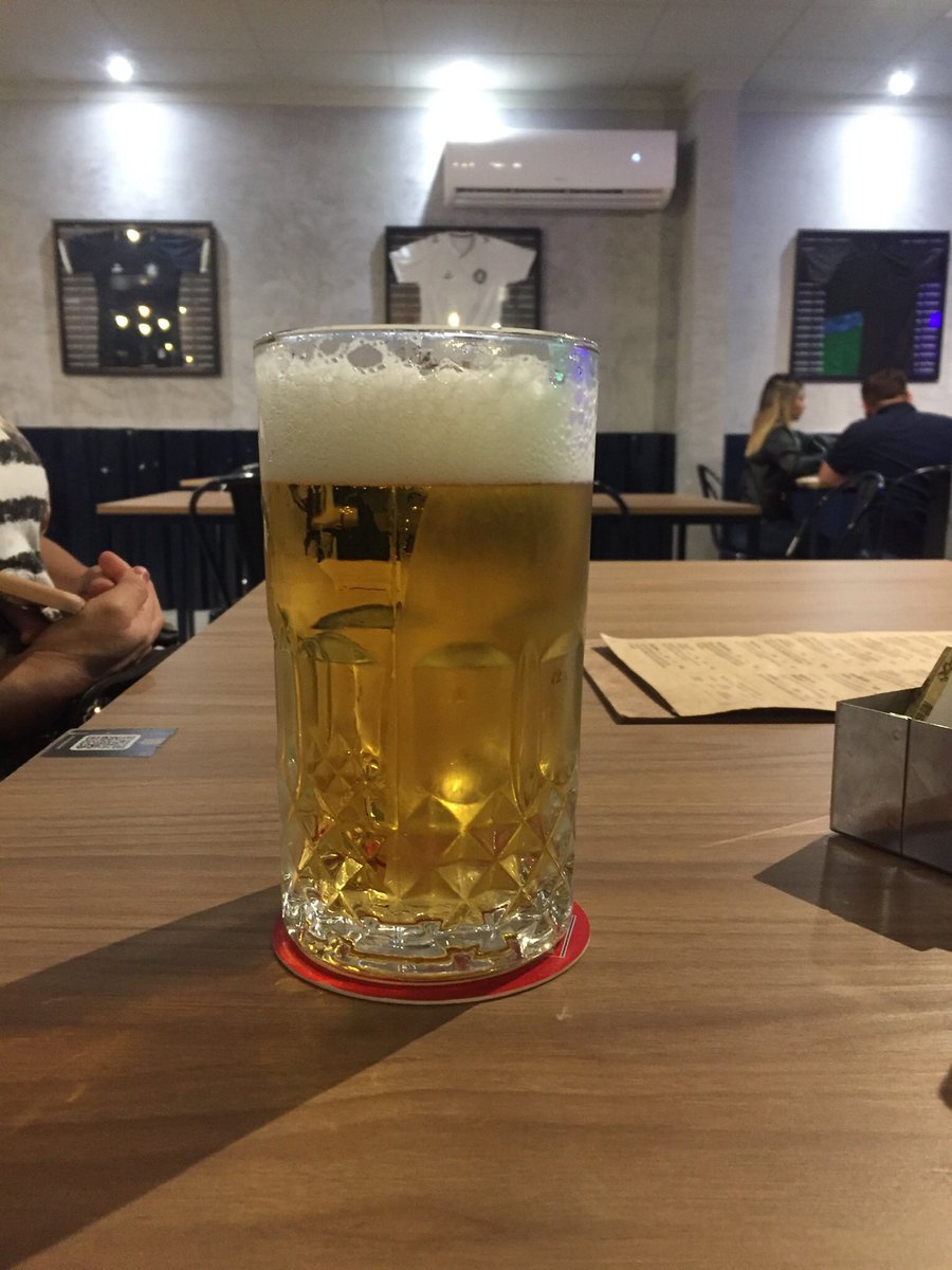 andre_cvlcnt's tweet photo. Ontem conheci a hamburgueria do @ClubeDoRemo... Fantástica!!! Sem clubismo, tudo muito bom. Pedi o “Leona”, 180 g de buguer de costela, com molho de gorgonzola e chutney de abacaxi. A batata estava no ponto certo e ainda serviram um crostini excelente. Chope Brahma. VoltaREMOs! https://t.co/jtrKHrpel9