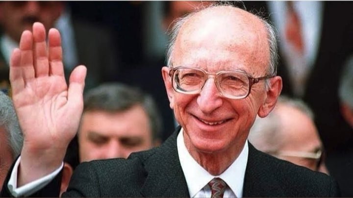 Bir arkadaşım yazmış:

B.U.'de bizimle beraber kantin kuyruğuna girer, sırasını beklerdi. Işığı bol olsun.