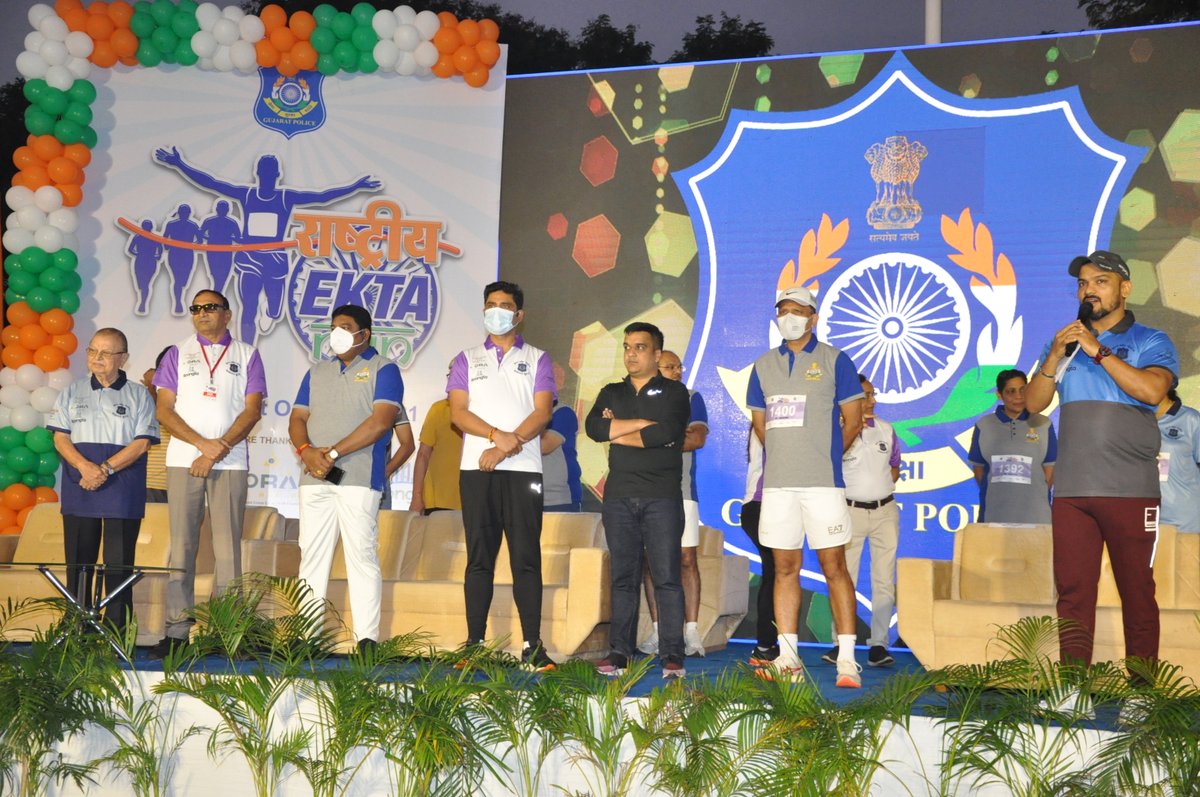 CP_SuratCity's tweet photo. Glimpse of unity run, Lets run for unity @sanghaviharsh  @GujaratPolice @dgpgujarat  #letsrun #LetsRunTogether #BeFitChallenge https://t.co/tPMqQkZdXM