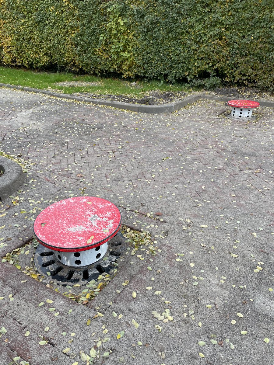 henklinstra's tweet photo. Nieuw soort putdeksel in Assen ?⁦@Gemeente_Assen⁩ ⁦@RaadAssen⁩ https://t.co/pk248snQEX