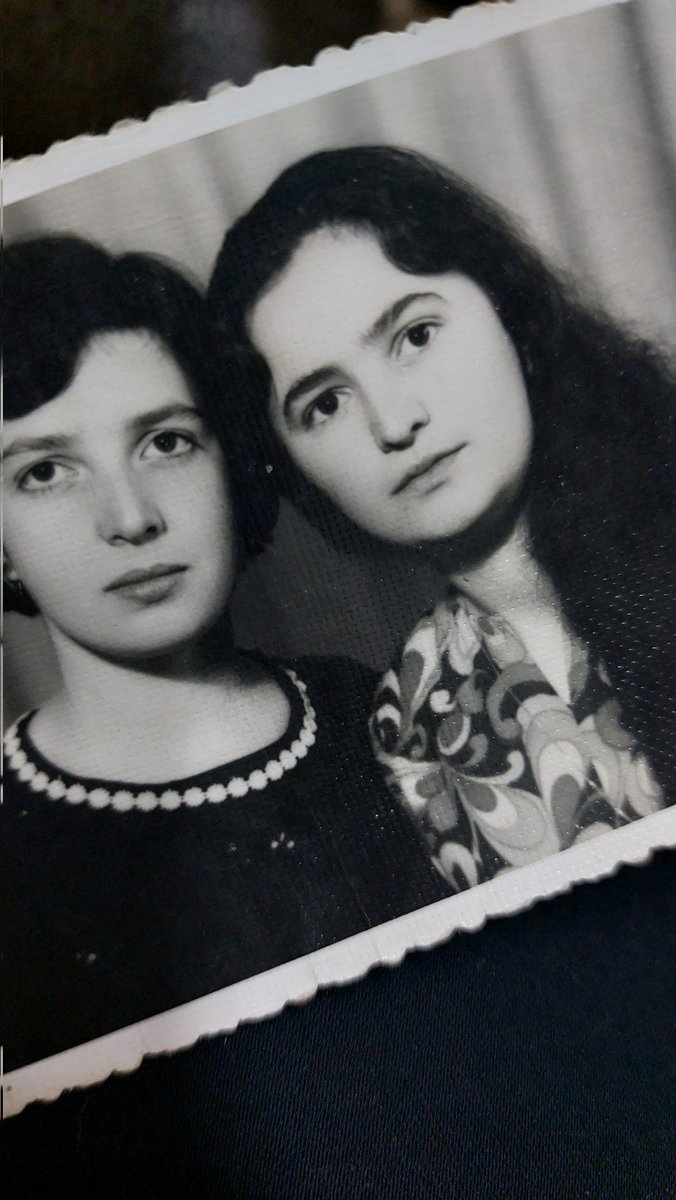 LeylaSerifEmin's tweet photo. Anne demek vatan demek...
Annemle çeyizlik koferini karıştırdık, içinden gençlik çıktı, on beş yaşı çıktı, on sekiz yaşı çıktı, arkadaşları çıktı .. hepsini bayrakla örtmüş...🇹🇷
#üsküp #kofer https://t.co/sPR5FMconI