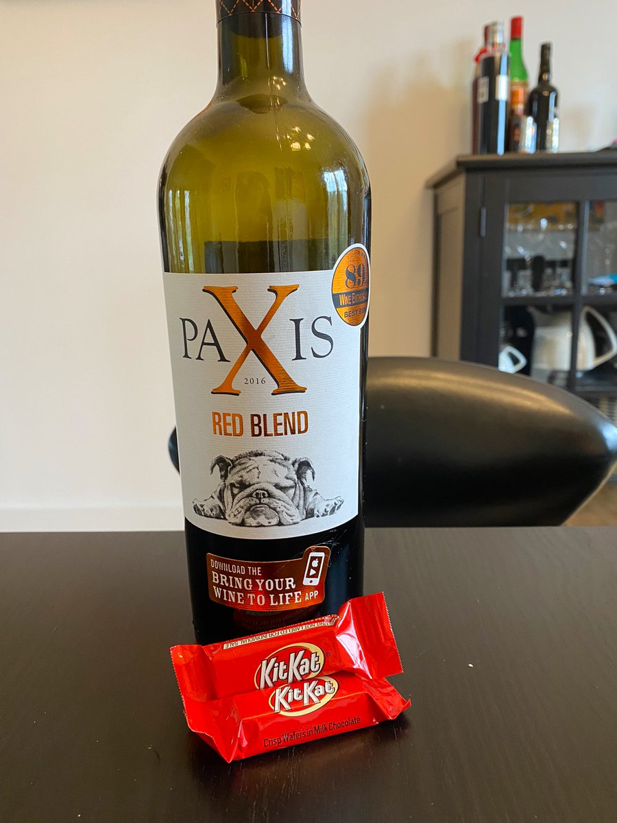 rikam99's tweet photo. this pairing is also 💯 @KITKAT #paxis 🎃 https://t.co/4BKhHH8ZzY